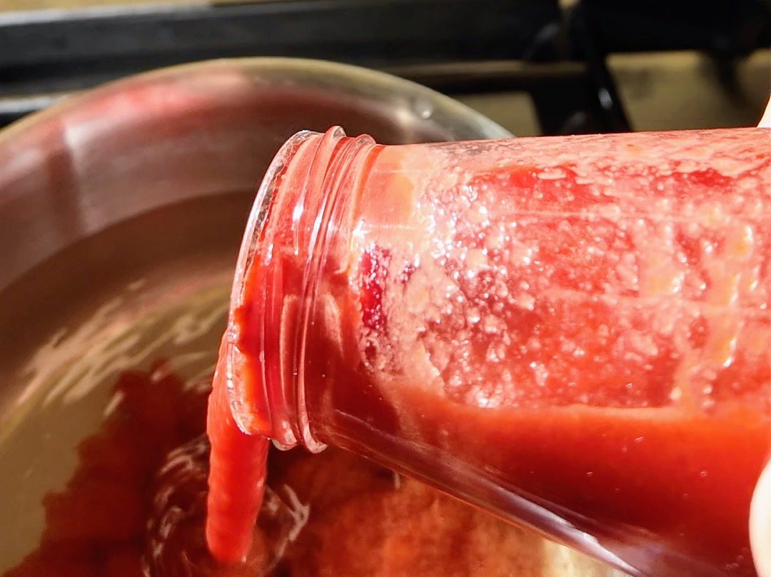 Schritt 1: Tomatenbrühe für Spaghetti all’ Assassina vorbereiten  