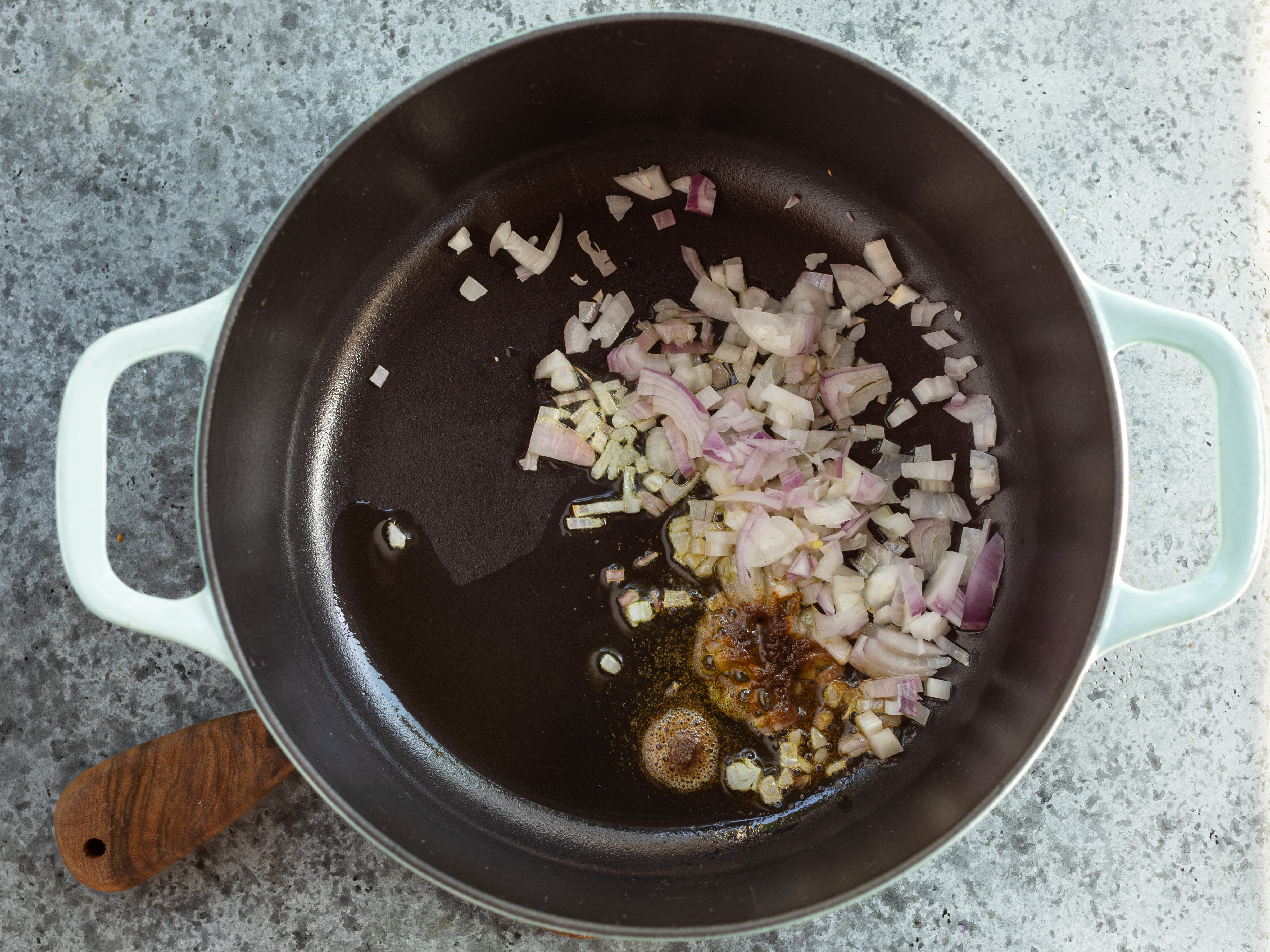 Schritt 1: Zwiebel, Knoblauch und Ingwer für Aloo Gobi rösten 