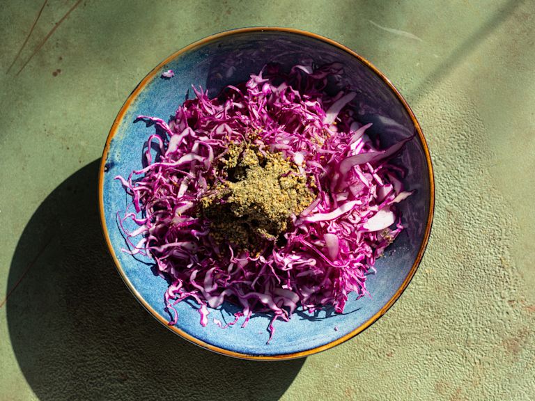 Schritt 1: Gemüse für Falafal-Wrap mit Rotkohl vorbereiten Schritt 1: Gemüse für Falafal-Wrap mit Rotkohl vorbereiten