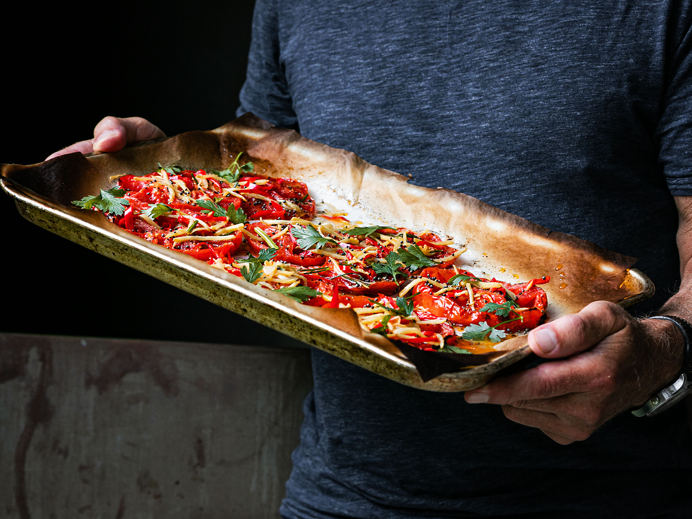 Schritt 3: Die Korianderblätter und die Senfkörner darüber streuen, und die Garflüssigkeit vom Blech darüber geben