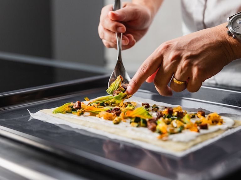 Schritt 4: Flammkuchen belegen und backen Schritt 4: Flammkuchen belegen und backen