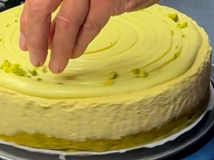 Schritt 5: Mit gehackten Pistazien bestreuen