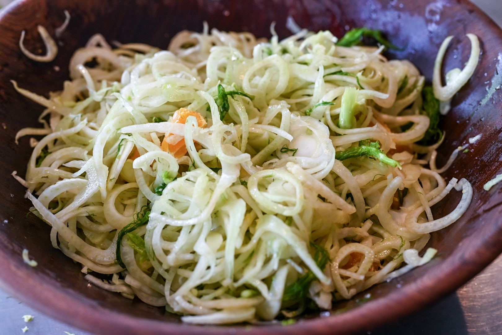 Schritt 2:  Salzen und Fenchel für Wild fermentierte Fenchel mit Orangen einmachen 