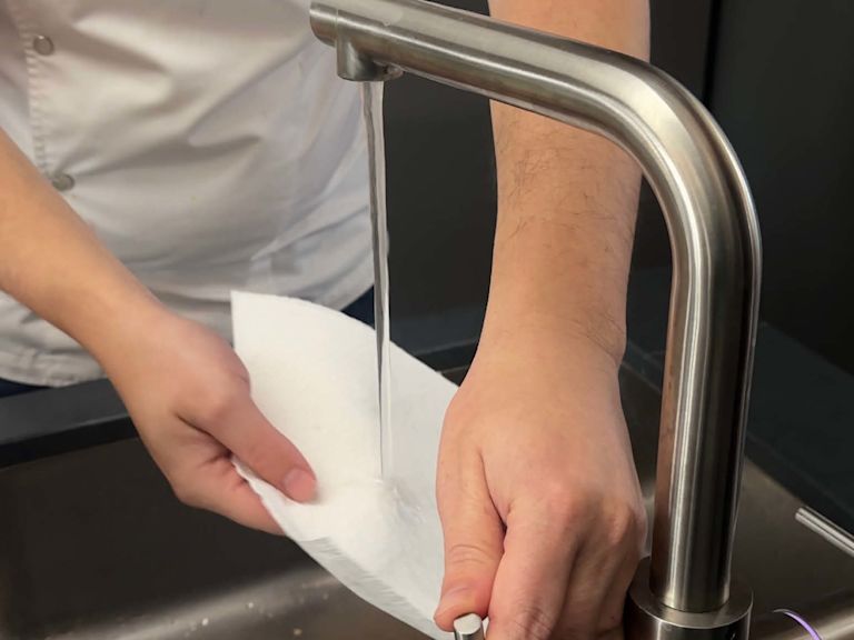 Haushaltstuch anfeuchten Haushaltstuch anfeuchten