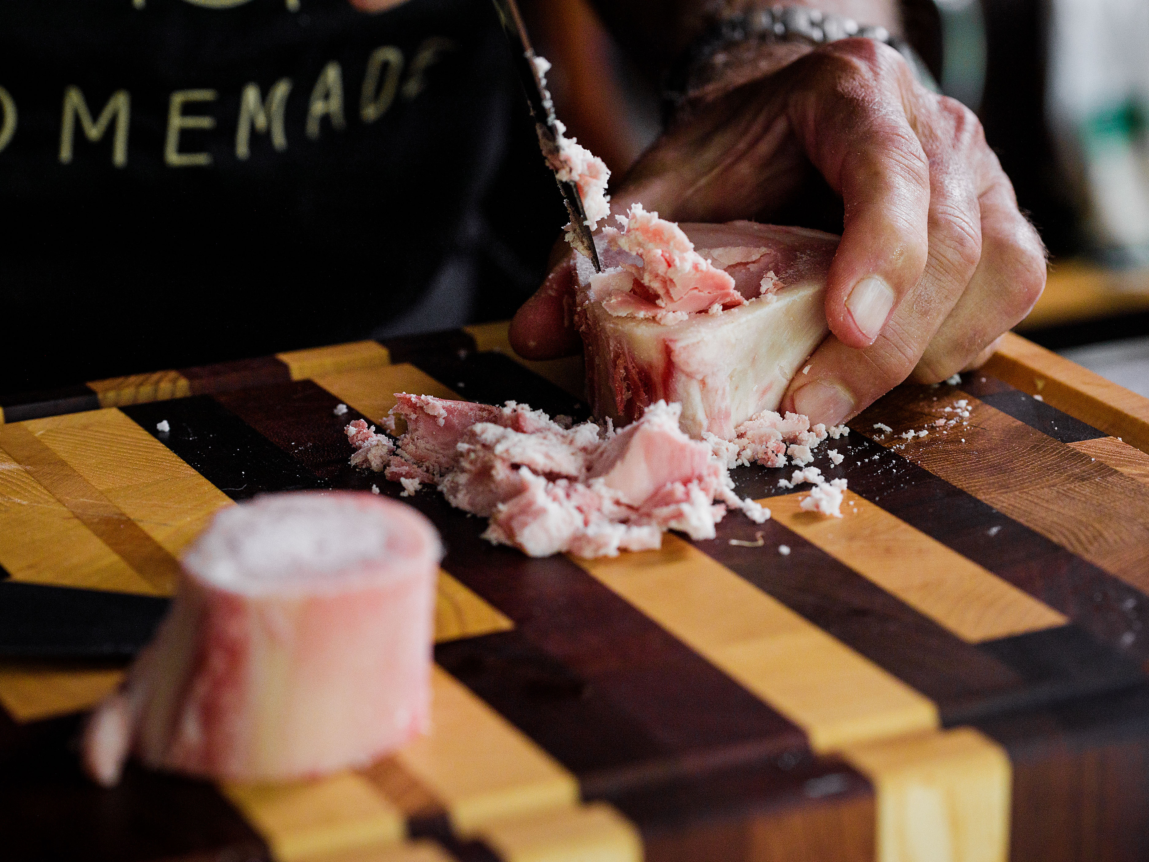Schritt 2: Mark mit einem Messer aus den Rindsknochen lösen und grob hacken