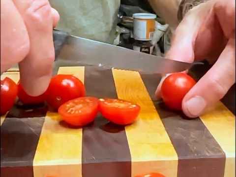 Schritt 1: Zubereitung des Pestos und der Tomaten für Caprese-Burrata Focaccia-Sandwich 