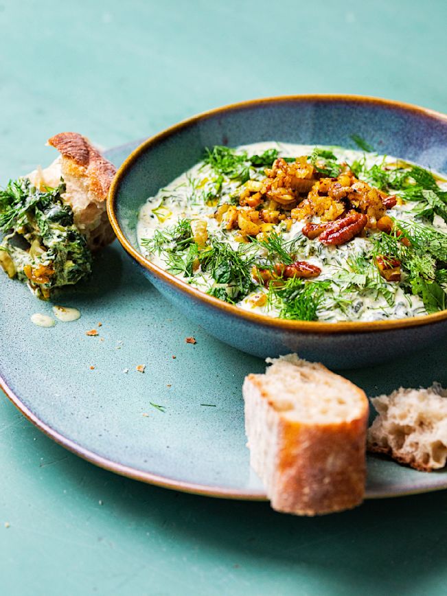 Spinat-Borani mit karamellisierten Zwiebeln, Knoblauch, Minze und Safranwasser Rezept