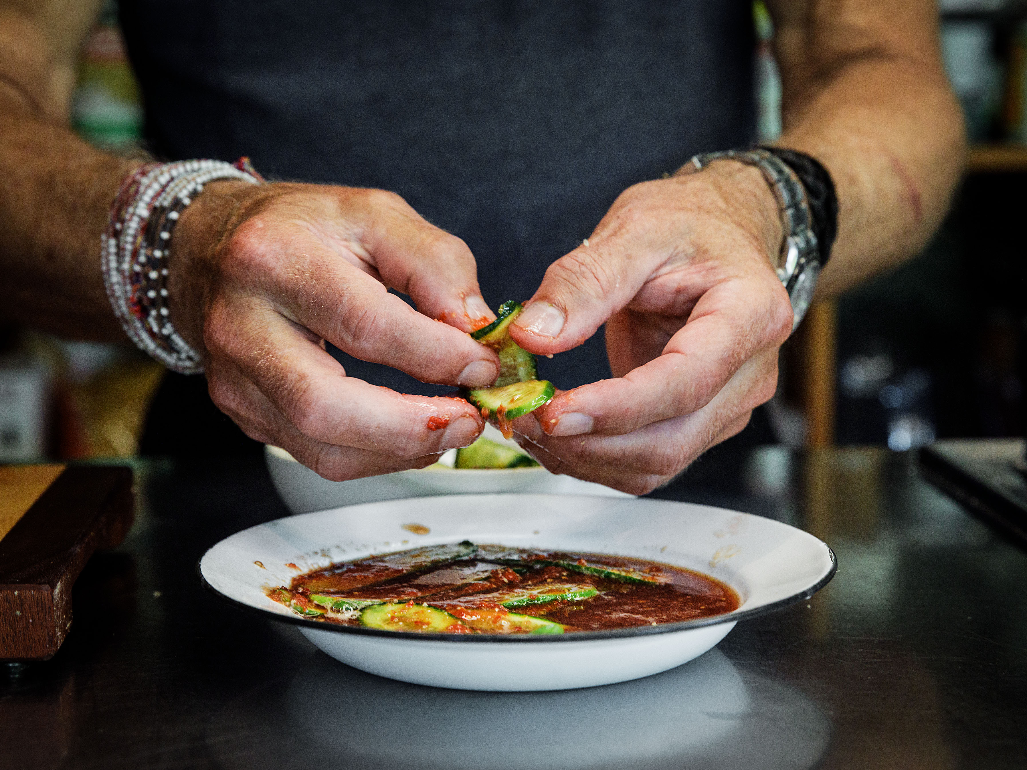 Schritt 2: Den Gurkensalat mit Peperoncini, Korianderkresse, Cherrytomaten mischen