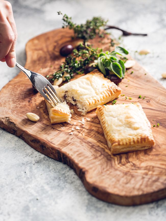 Blätterteiggebäck mit Frischkäse, Mandeln & Oliven Rezept1 Blätterteiggebäck mit Frischkäse, Mandeln & Oliven Rezept1