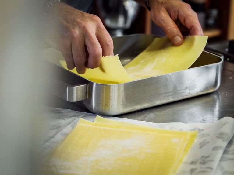 Schritt 3: Lasagne einschichten und backen.