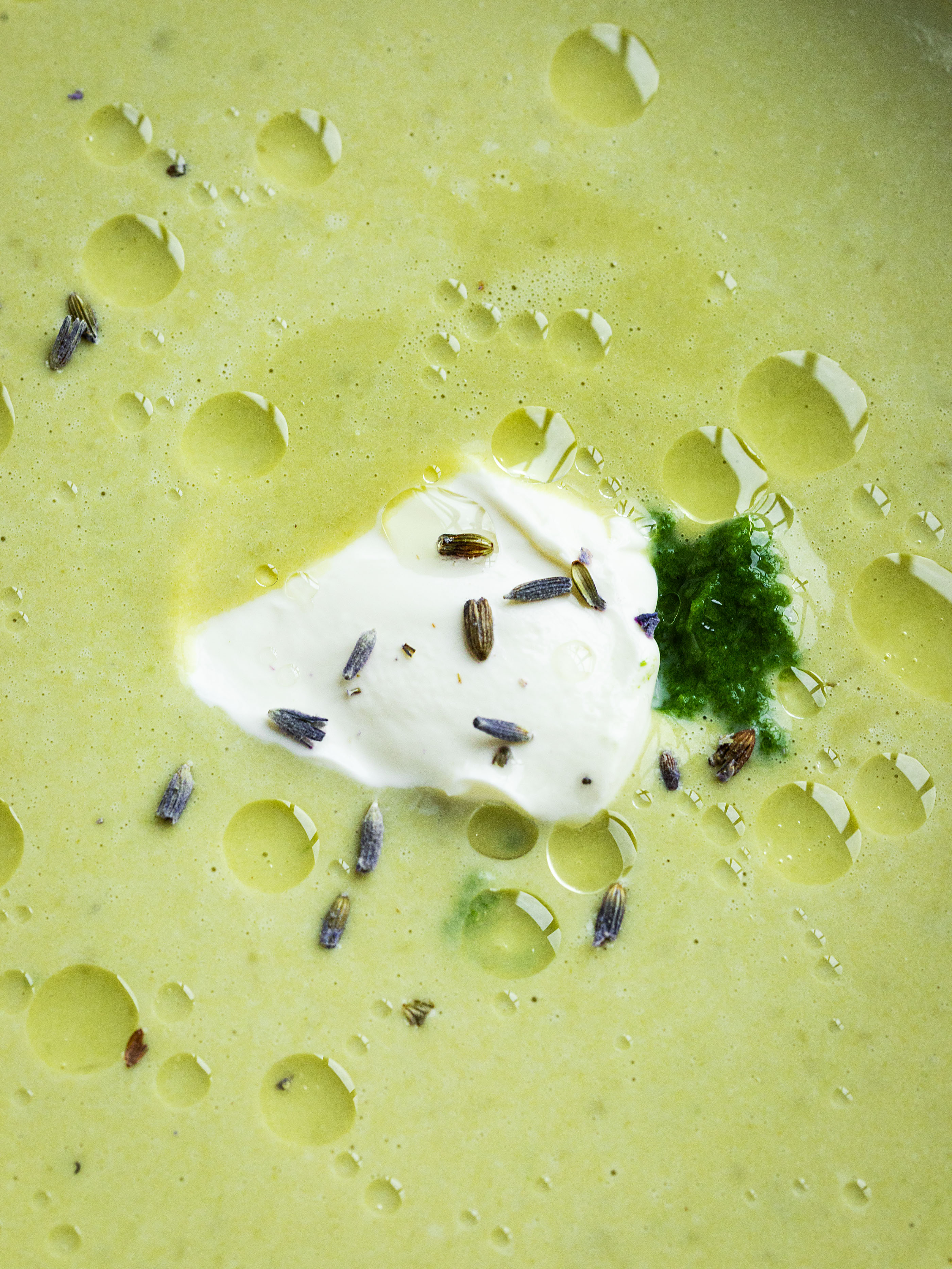 Erbsen-Spargel-Bisque mit Lavendel-Crème-fraîche und Spargelöl Rezept 3