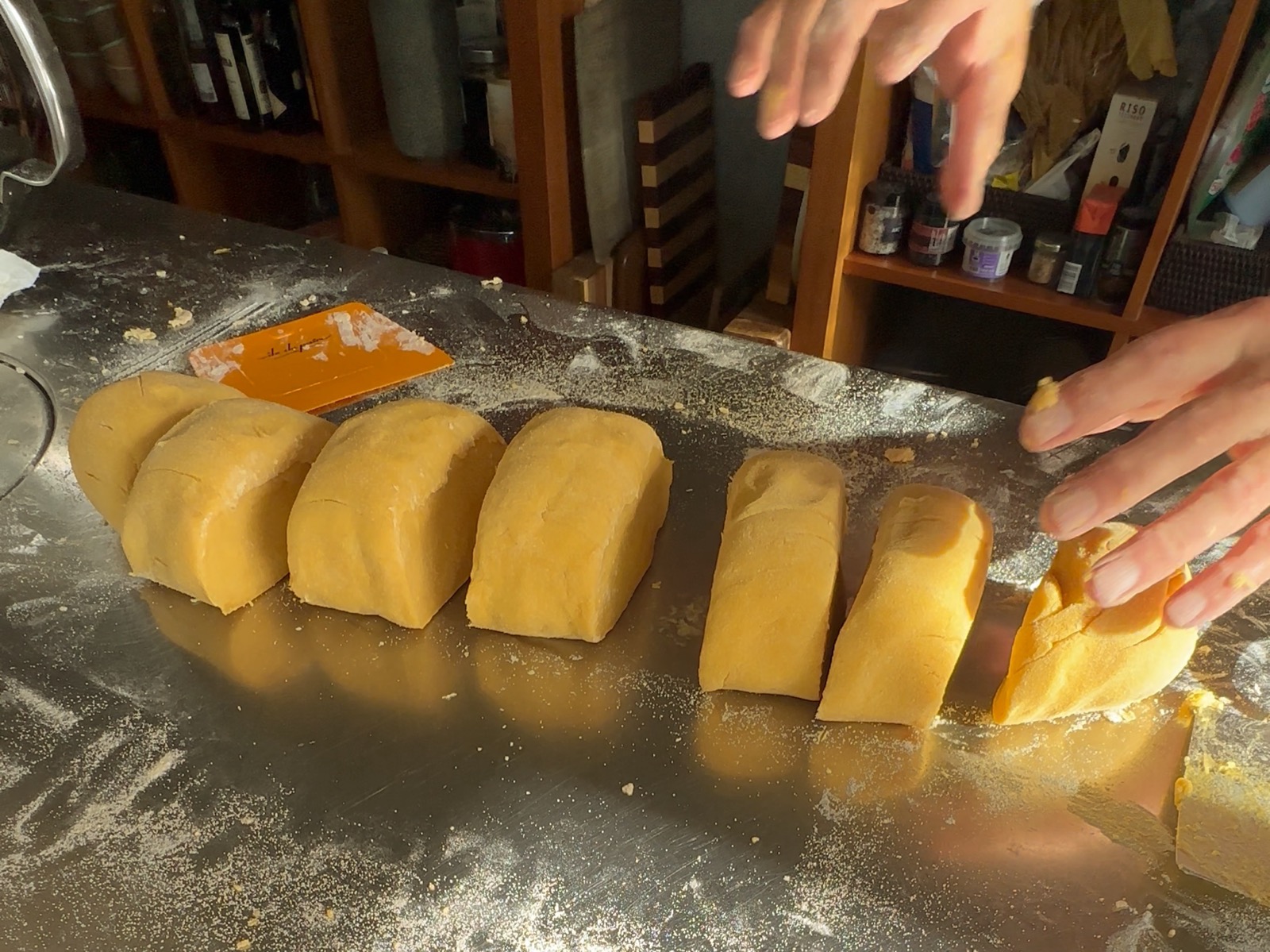 Schritt 2: Den Teigballen in etwa zehn Stücke schneiden