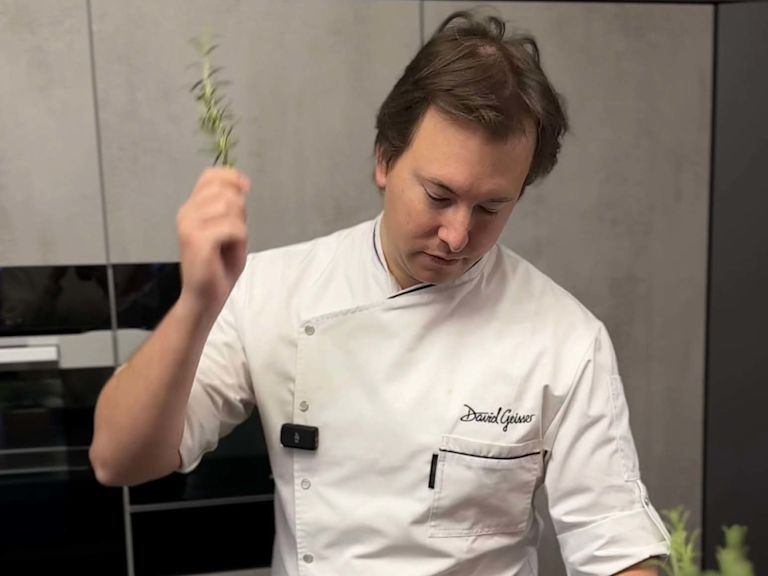 Step 1. Kräuter vorsichtig schlagen Step 1. Kräuter vorsichtig schlagen