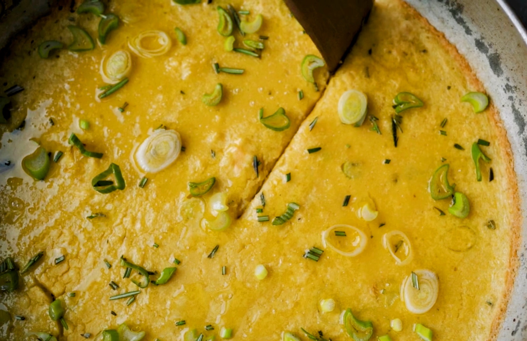 Schritt 3: Direkt in der Pfanne mit einem Teigschaber oder einer Palette in Stücke teilen, mit frischen Lauchzwiebeln bestreuen und sofort servieren