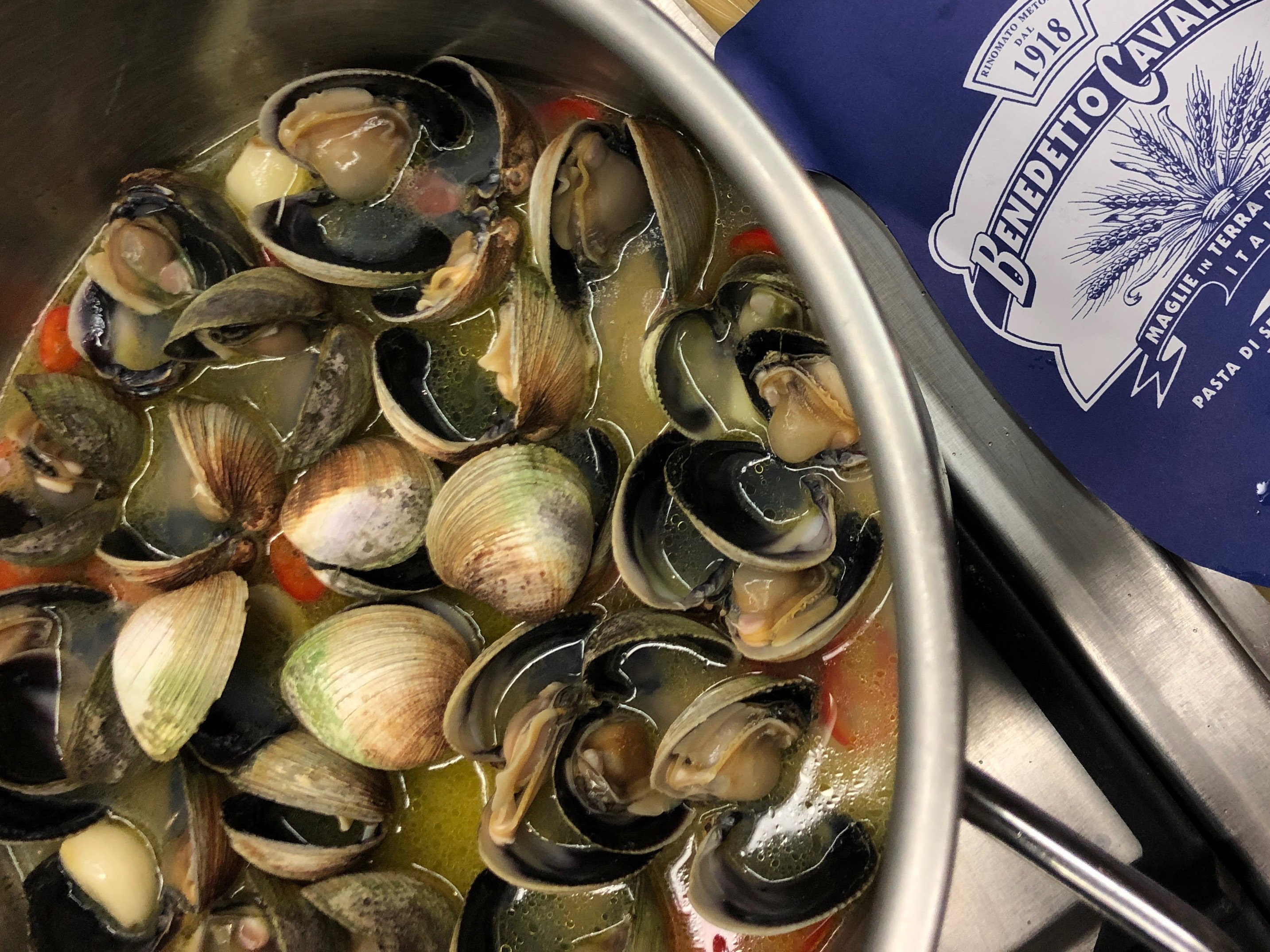 Schritt 2: Spaghettini ins leicht köchelnde Wasser geben