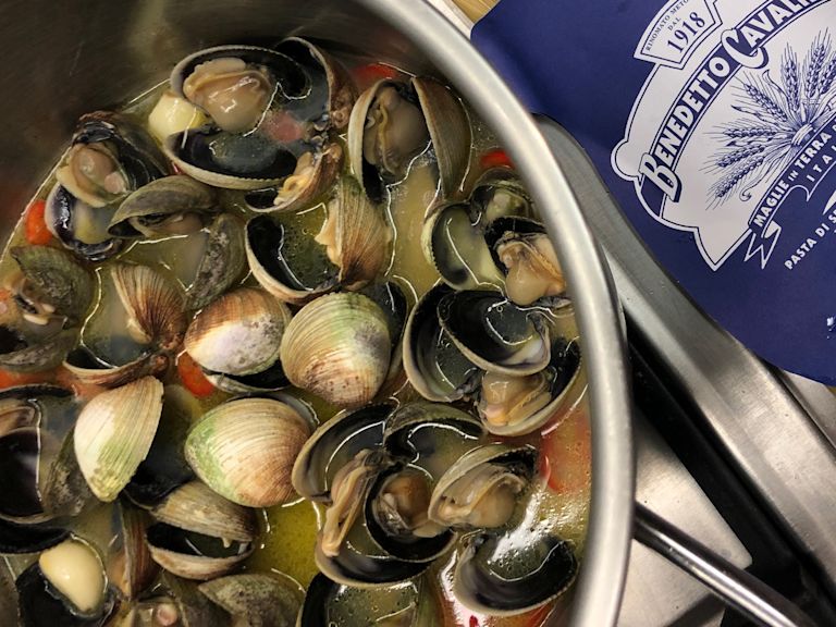 Schritt 2: Spaghettini ins leicht köchelnde Wasser geben Schritt 2: Spaghettini ins leicht köchelnde Wasser geben