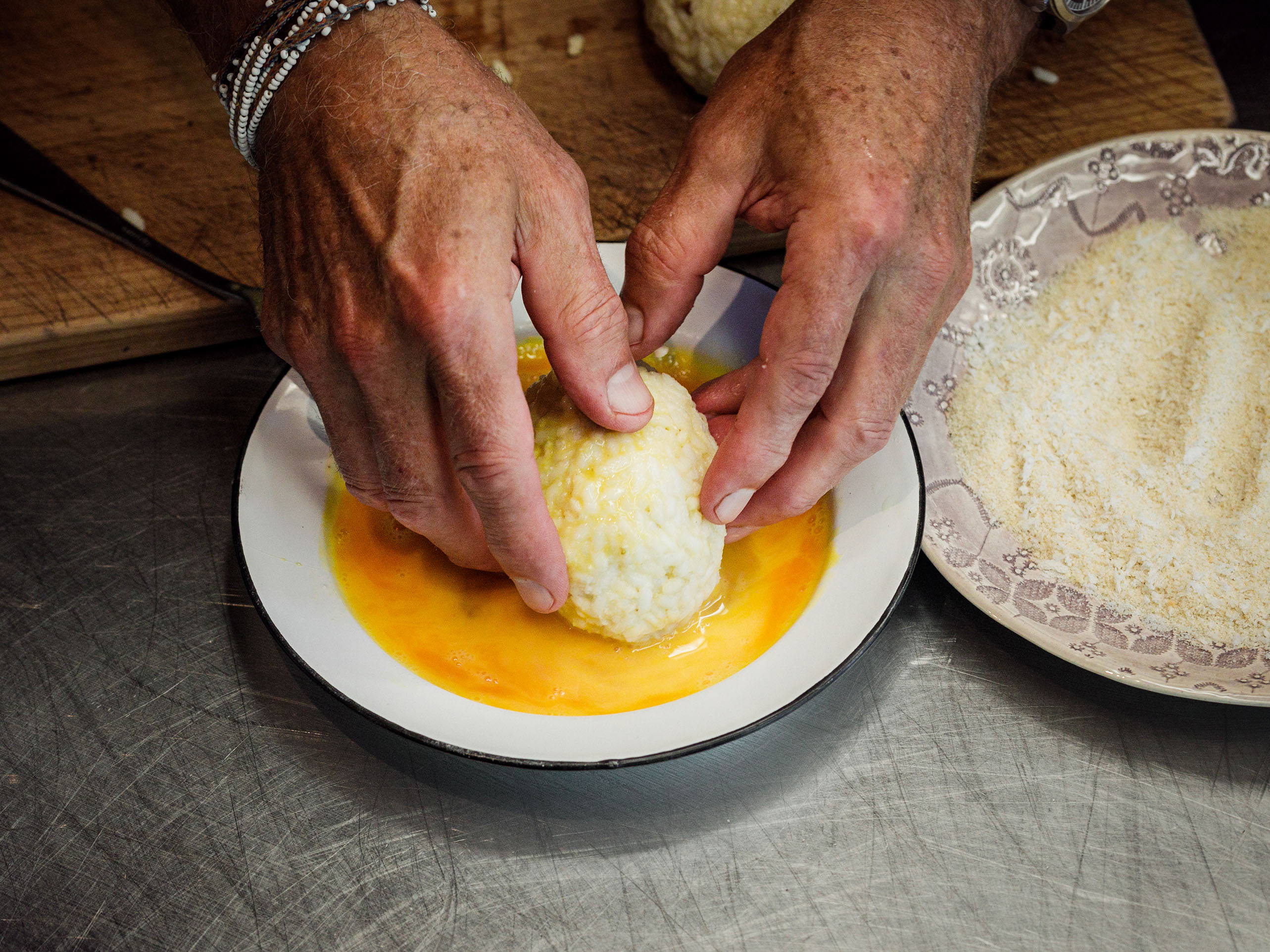 Schritt 4: Die Arancini im Rest der verquirlten Eier und dann in die Semmelbrösel wenden 