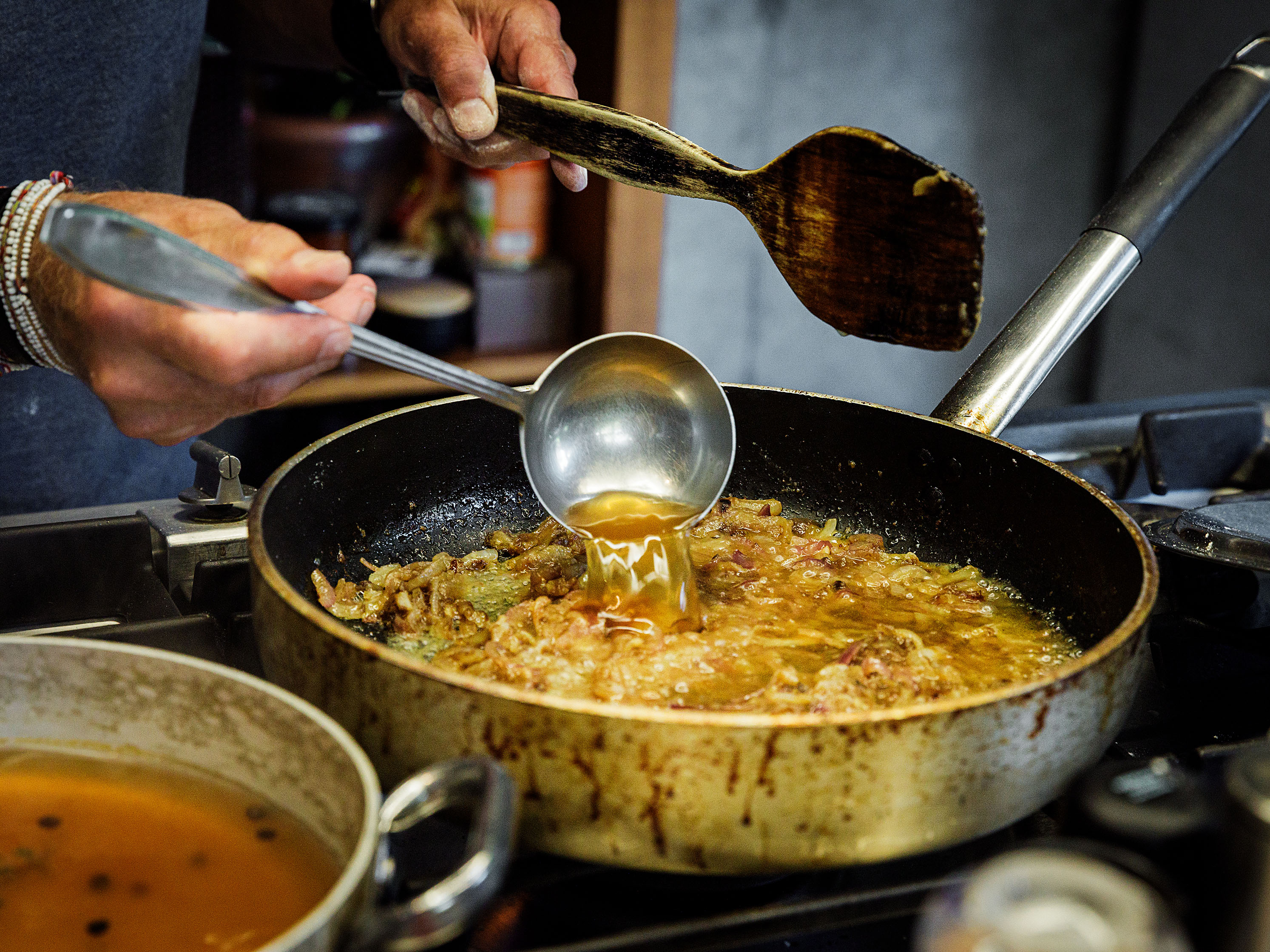 Schritt 2:  Bouillon  für Französische Zwiebelsuppe aufkochen und aromatisieren