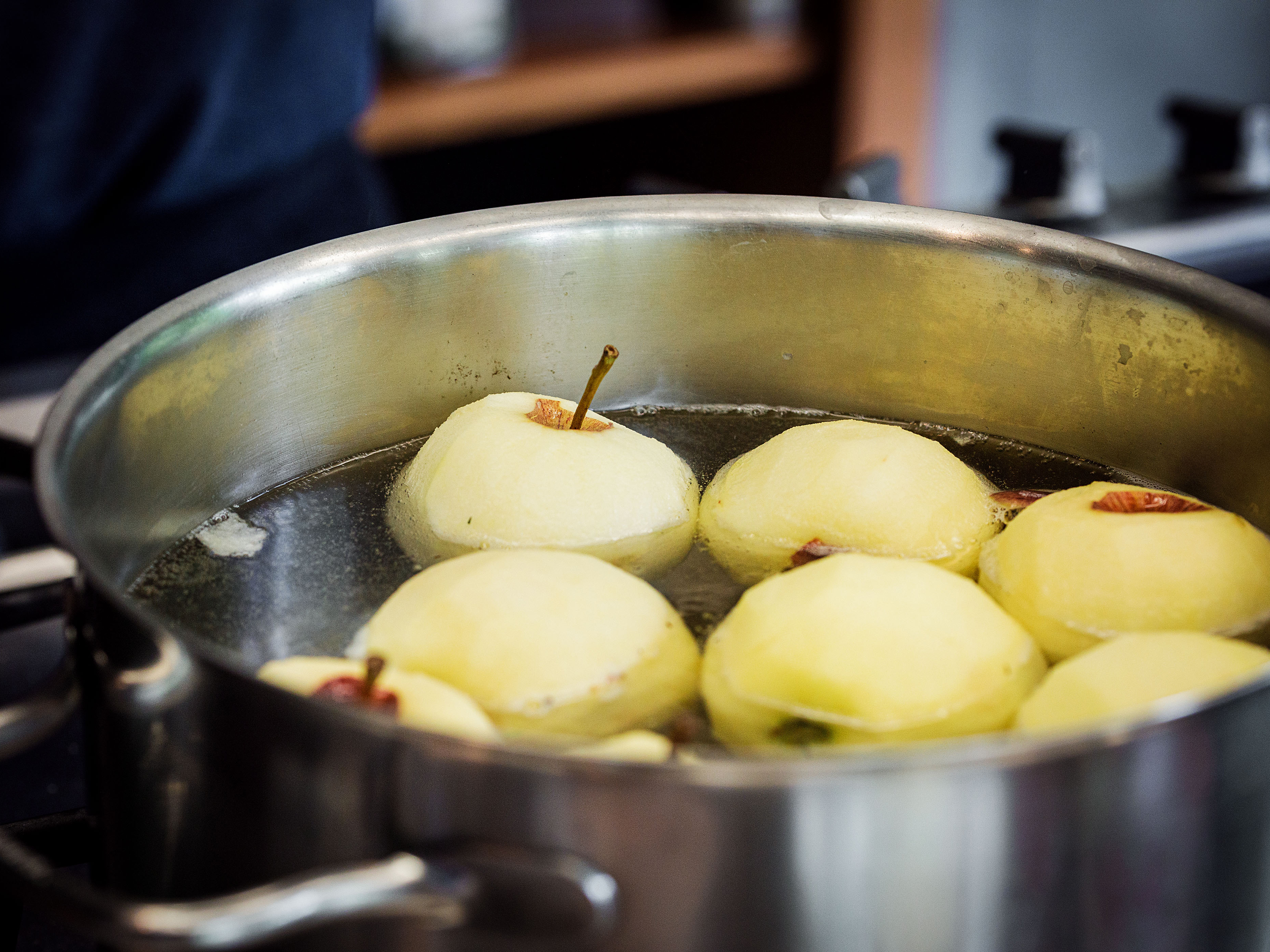 Schritt 1: Wasser zum Kochen bringen, die Äpfel hinzufügen 