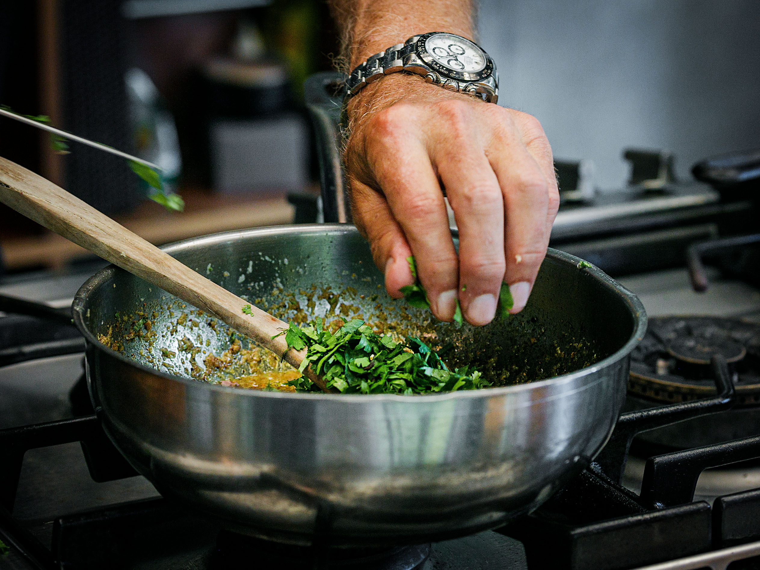 Schritt 2: Gemüse für die Suppenkugel anbraten.