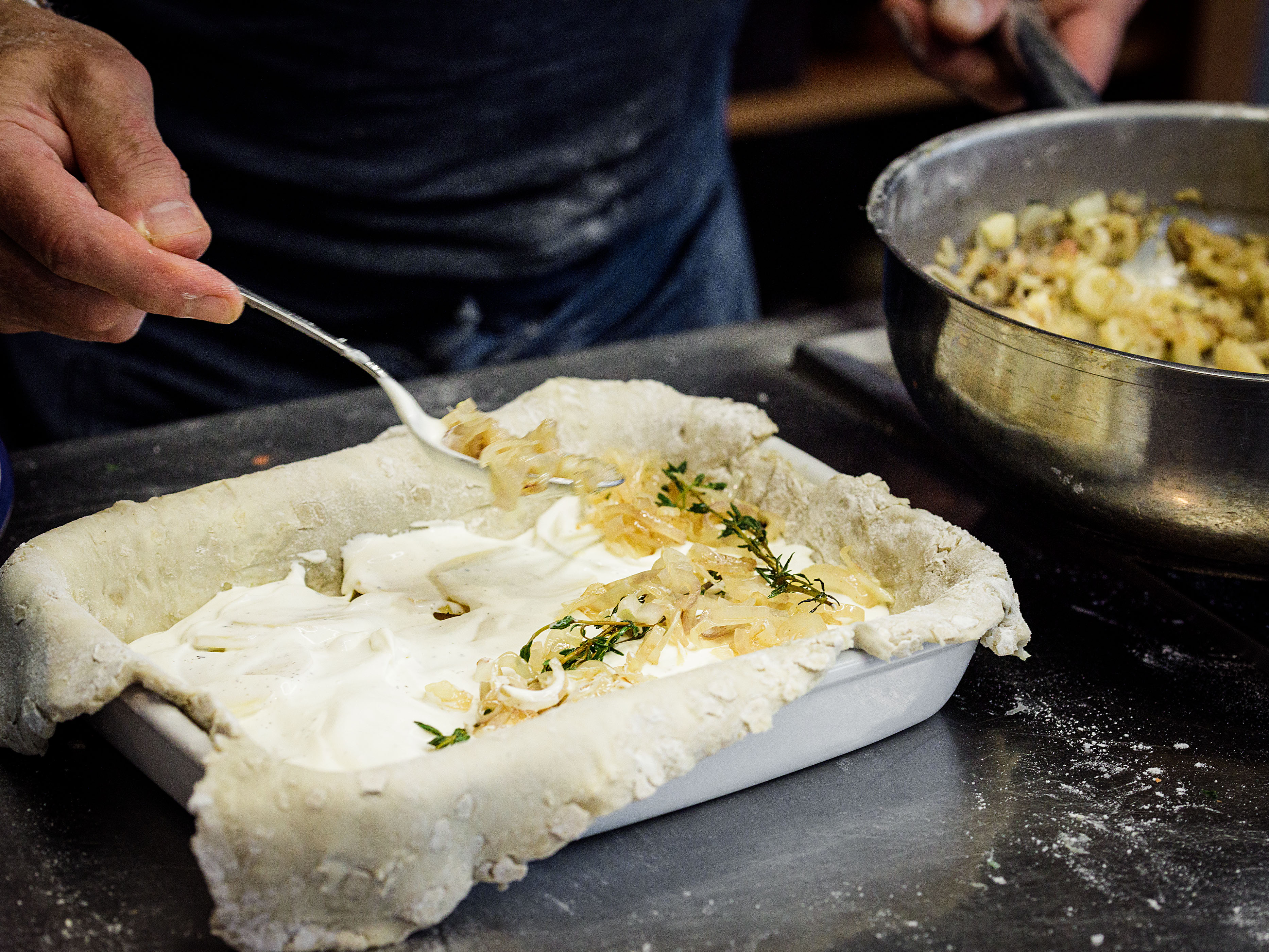 Schritt 2: Die Hälfte der Schalottenmischung darüber geben