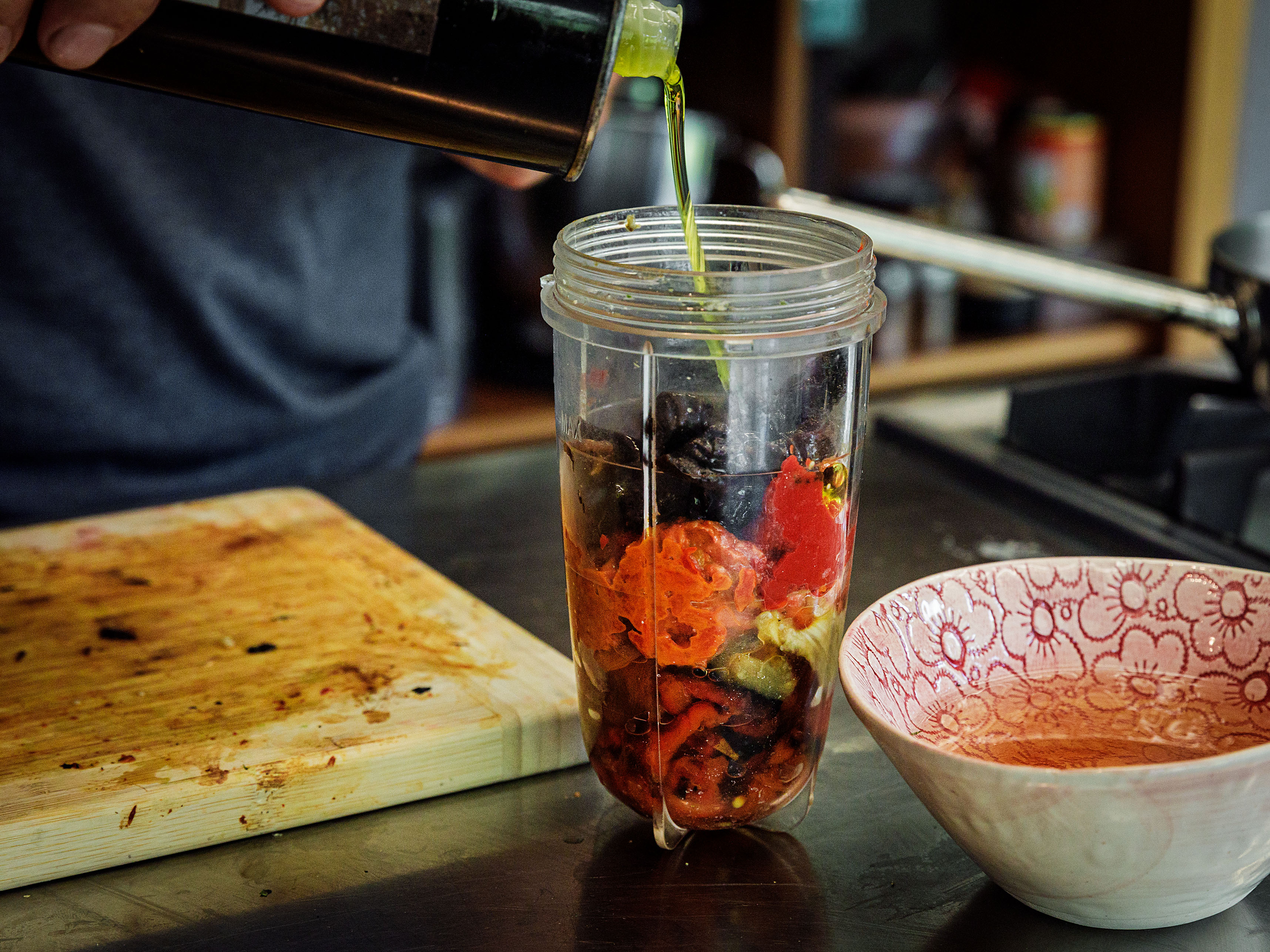 Schritt 2:  Alle Zutaten in einen Mixer geben und pürieren 