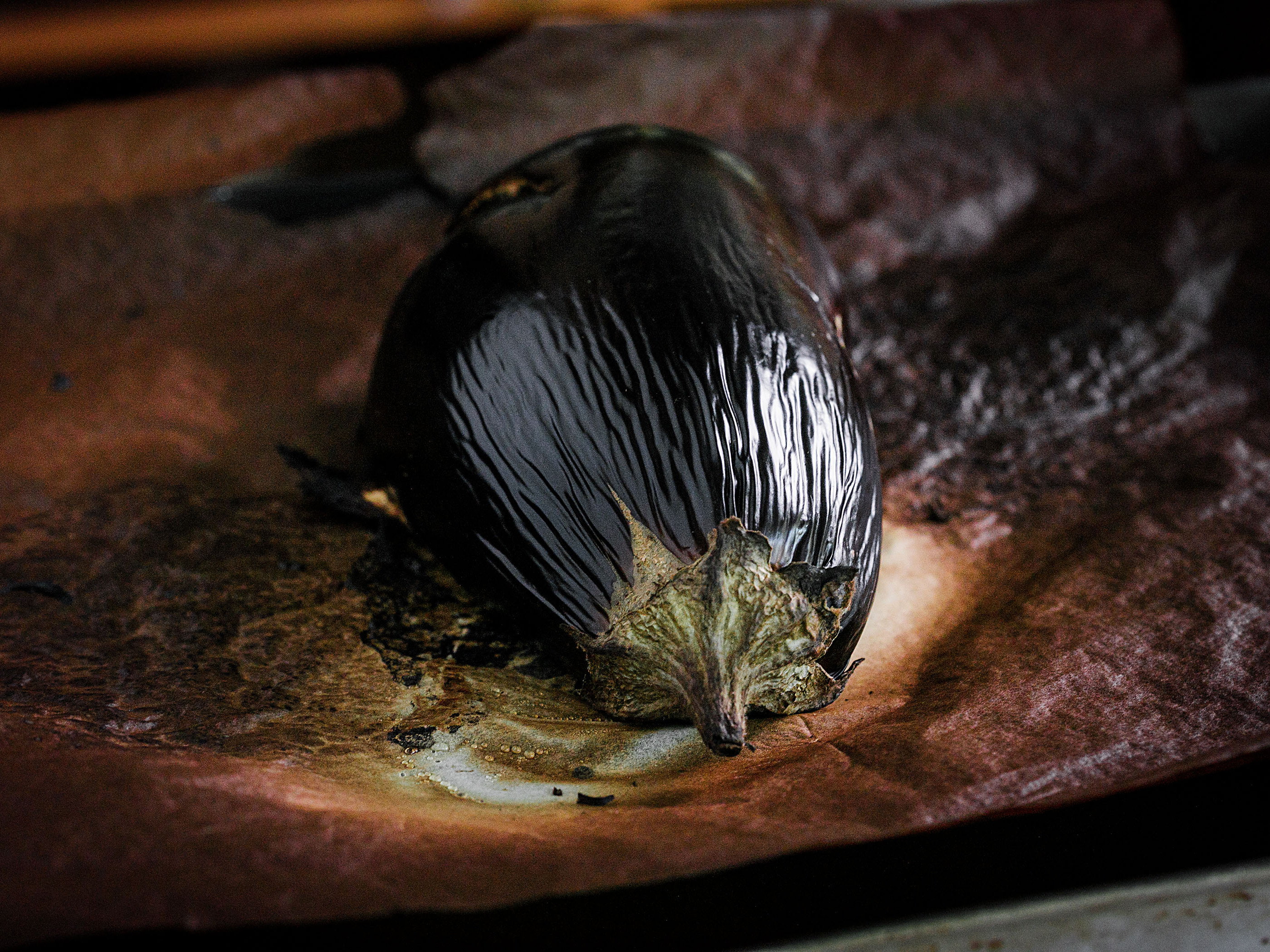 Schritt 1: Auberginen auf einem mit Backpapier ausgelegten Backblech rösten