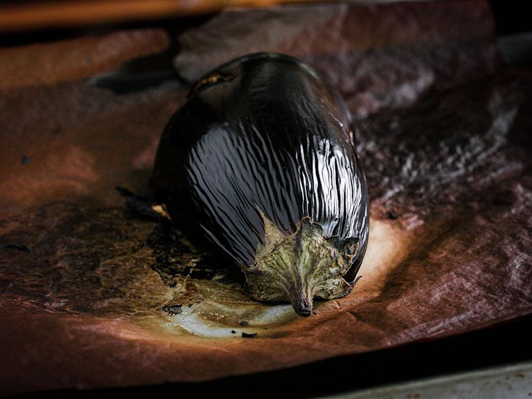 Schritt 1: Auberginen auf einem mit Backpapier ausgelegten Backblech rösten Schritt 1: Auberginen auf einem mit Backpapier ausgelegten Backblech rösten