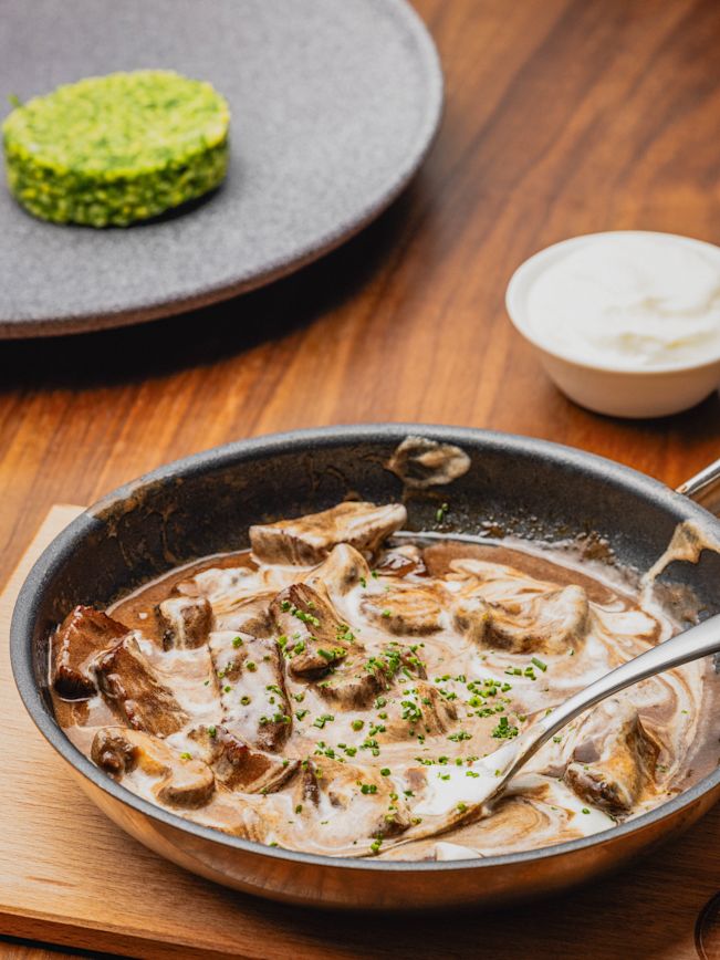 Gebratene Kalbsleberli an Madeira-Rahmsauce mit Apfel, Zwiebel und Preiselbeer Rezept Gebratene Kalbsleberli an Madeira-Rahmsauce mit Apfel, Zwiebel und Preiselbeer Rezept