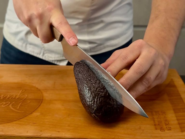 Step 2: Weiche Avocado nach dem Abkühlen aufschneiden Step 2: Weiche Avocado nach dem Abkühlen aufschneiden