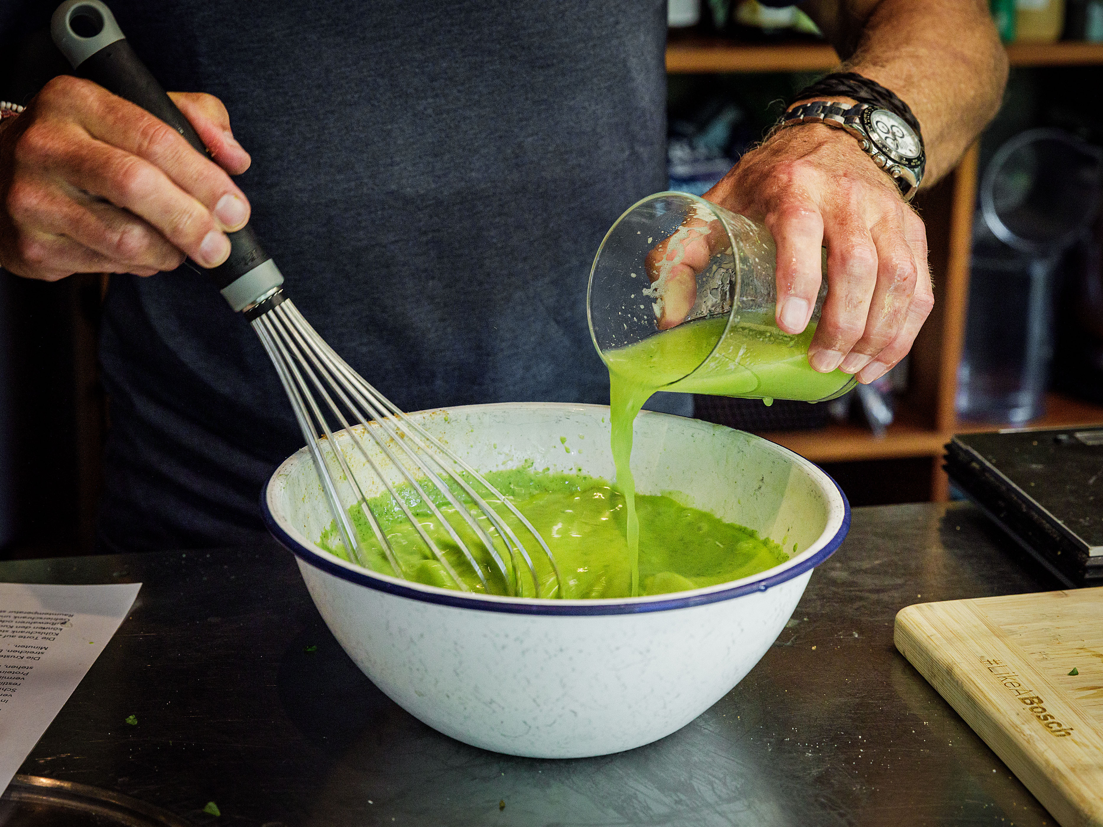 Schritt 2: Unter Rühren langsam den restlichen Limettensaft zugeben, bis alles gut vermischt ist