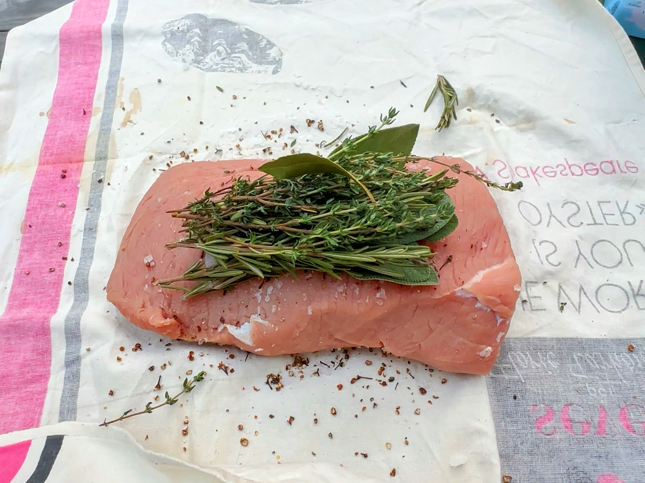 Schritt 1: Kalbsnuss für Mein Vitello Tonnato pochieren und tranchieren  