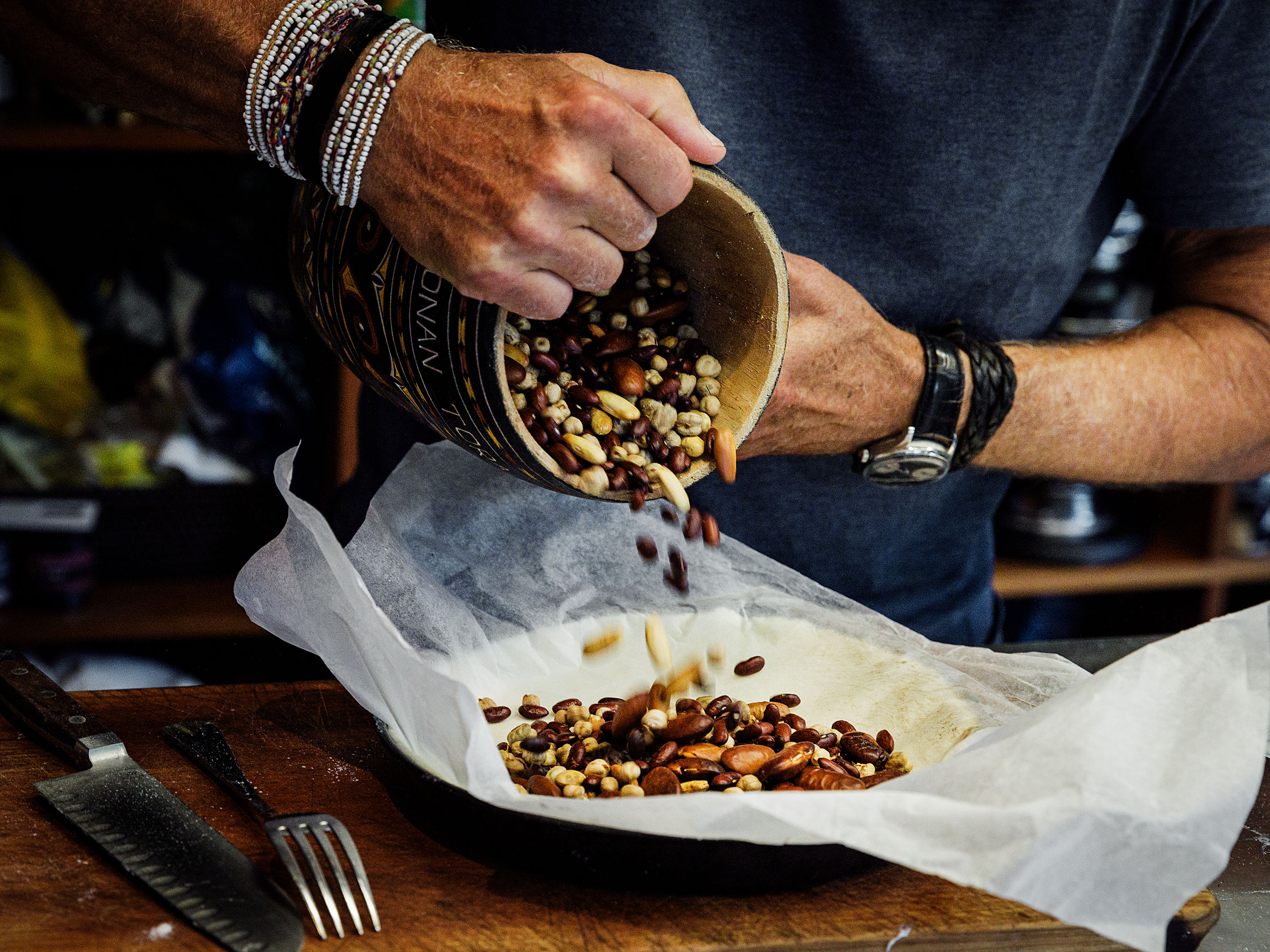 Schritt 2: Den Teigboden mit einer Gabel einstecken, mit Backpapier und Backgewichten wie z. B. Trockenbohnen belegen 