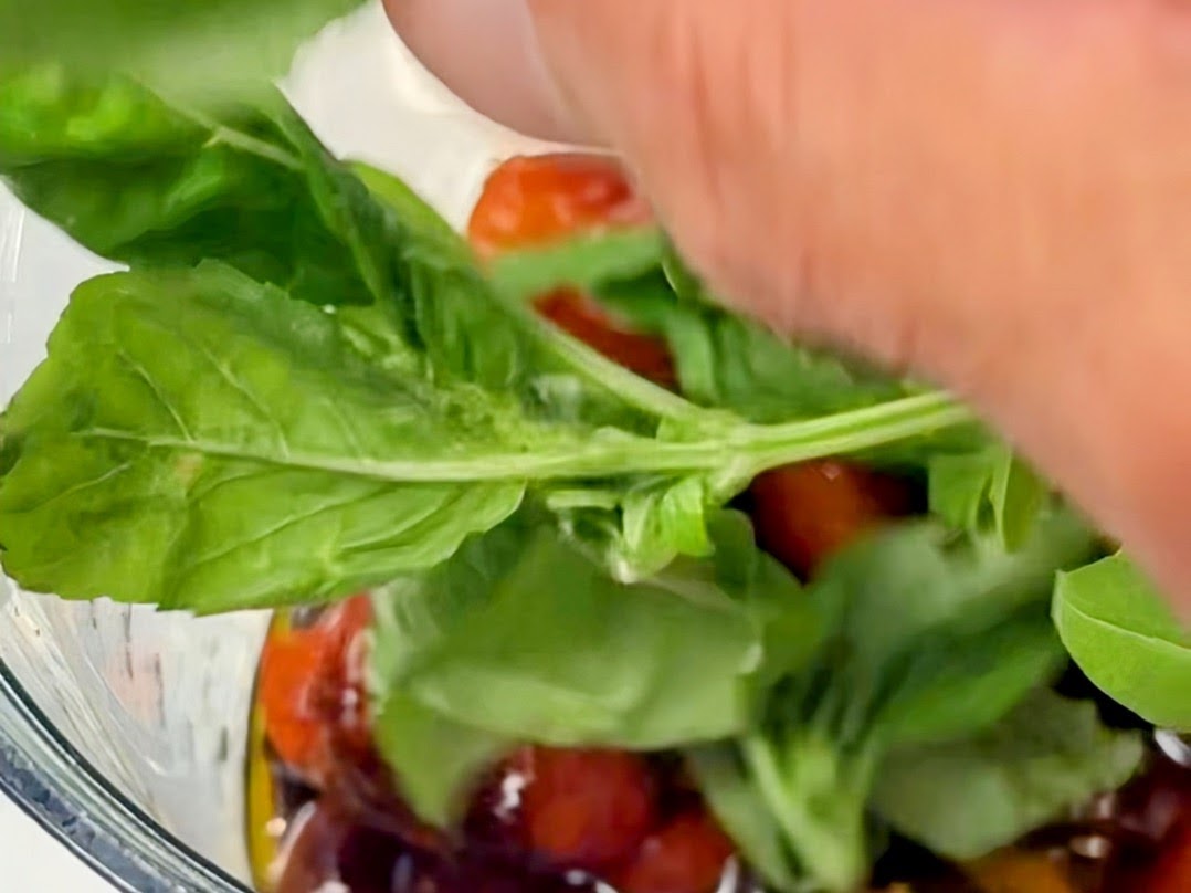 Schritt 1: Geröstete Tomatensauce für Schnelle Röstdatterini Pasta zubereiten 
