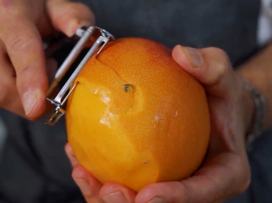 Schritt 7: Mango Tarte mit Creme Bavarois und Passionsfrucht-Karamell anrichten und servieren