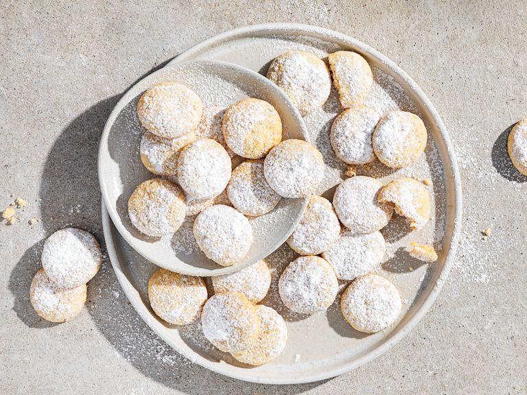 Schritt 3: Die Kugeln 20 Minuten backen. Kurz abkühlen lassen und noch lauwarm mit der Puderzucker-Vanillezucker-Mischung bestreuen Schritt 3: Die Kugeln 20 Minuten backen. Kurz abkühlen lassen und noch lauwarm mit der Puderzucker-Vanillezucker-Mischung bestreuen
