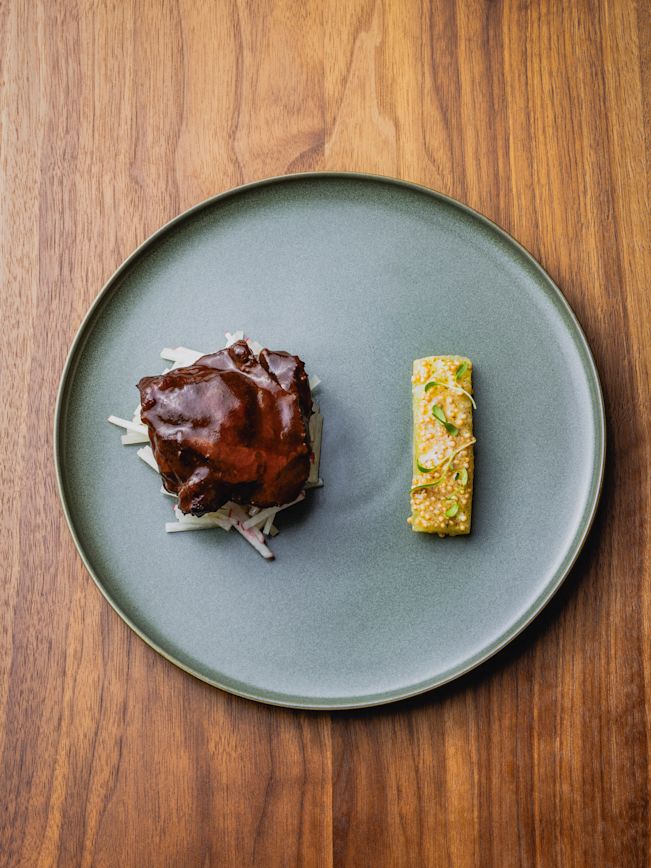 Glasierte Rinderbacken, Rettich-Radieschen-Julienne-Salat, Pickle-Senfgurken Rezept Glasierte Rinderbacken, Rettich-Radieschen-Julienne-Salat, Pickle-Senfgurken Rezept