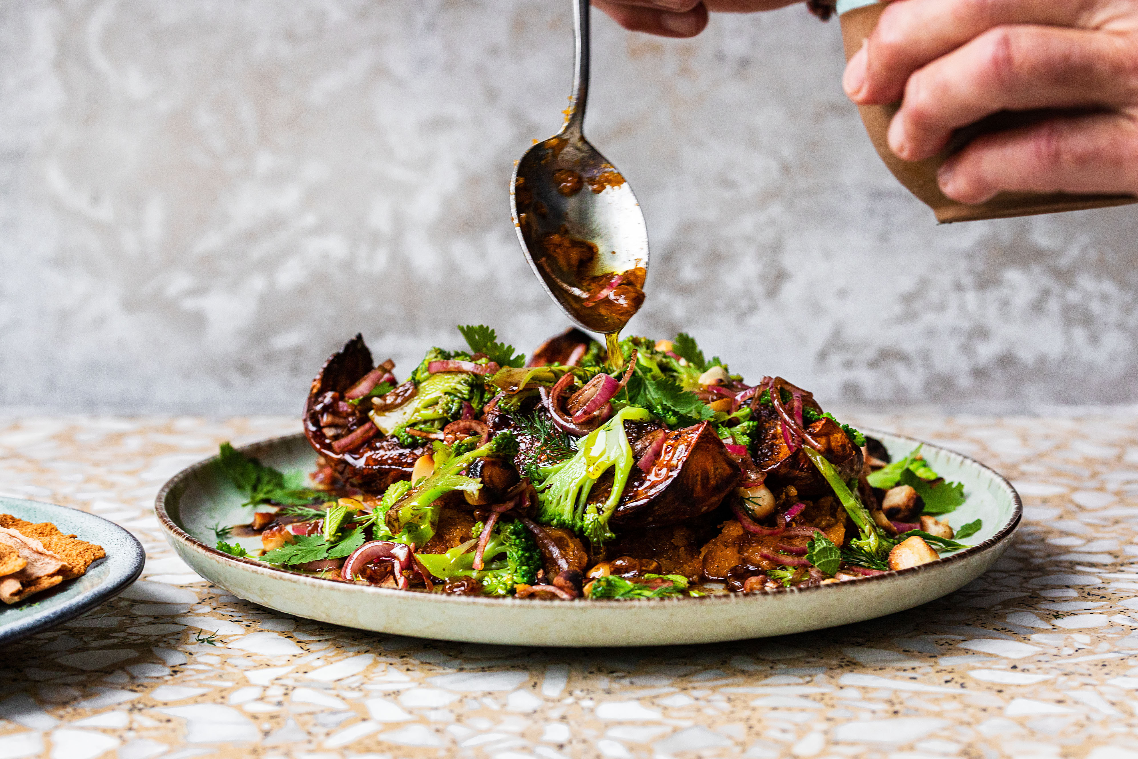 Schritt 3: Alles mit der Rosinenflüssigkeit beträufeln.