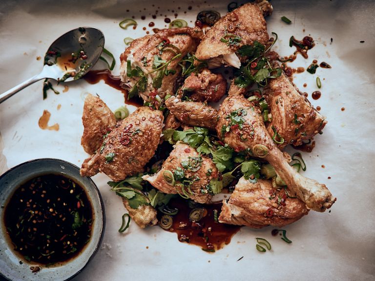 Schritt 4: Frittiertes Huhn in kleine Stücke schneiden und mit der Asia Vinaigrette servieren. Schritt 4: Frittiertes Huhn in kleine Stücke schneiden und mit der Asia Vinaigrette servieren.