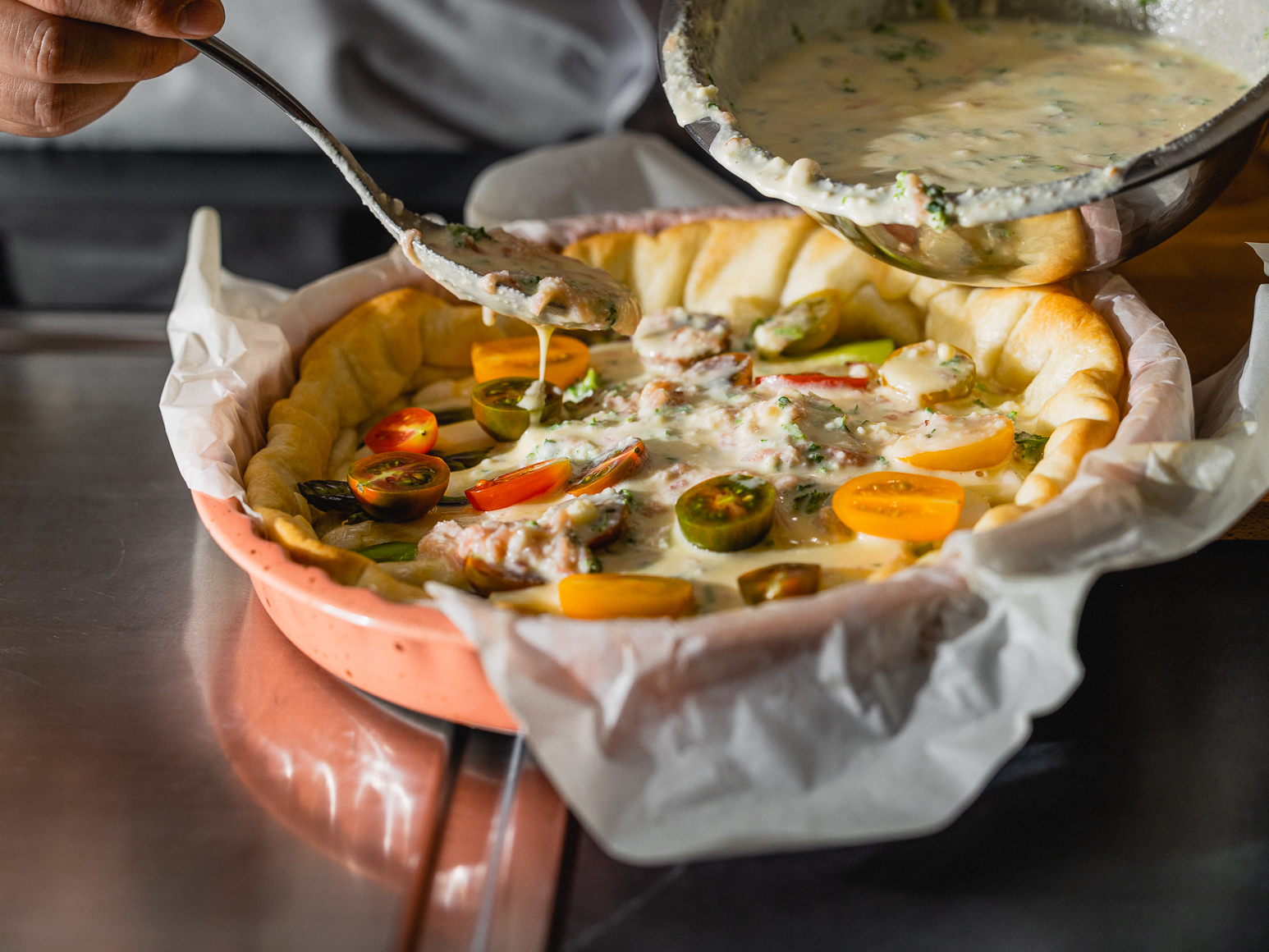 Schritt 2: Quiche mit Spargeln und Cherrytomaten befüllen und backen