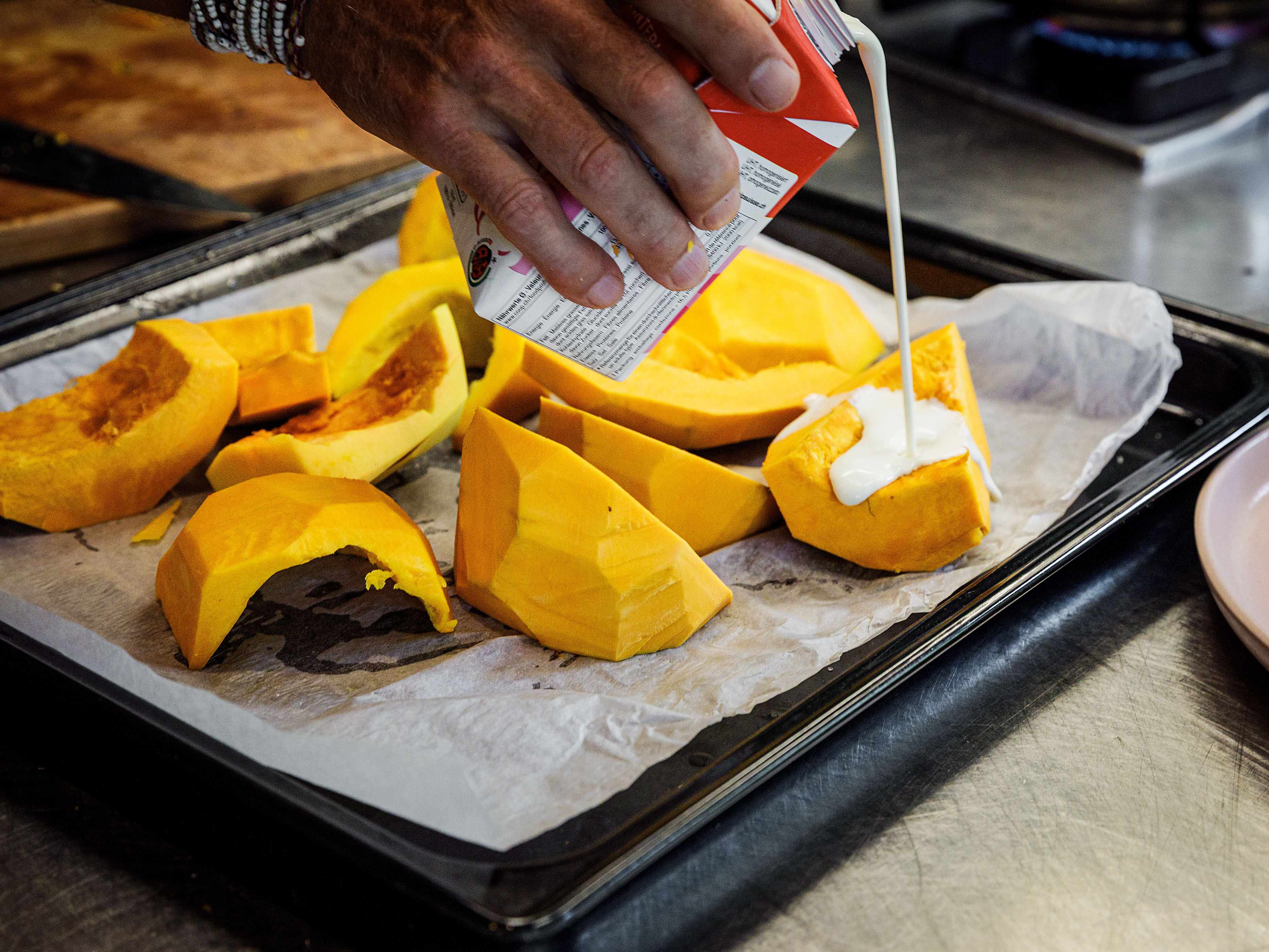 Schritt 1: Mit 2 Esslöffel Rahm beträufeln