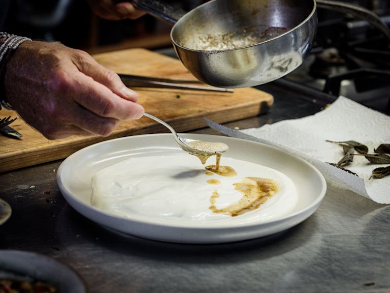 Schritt 4: Die abgekühlte Butter und Zimt Mischung über den Joghurt giessen Schritt 4: Die abgekühlte Butter und Zimt Mischung über den Joghurt giessen