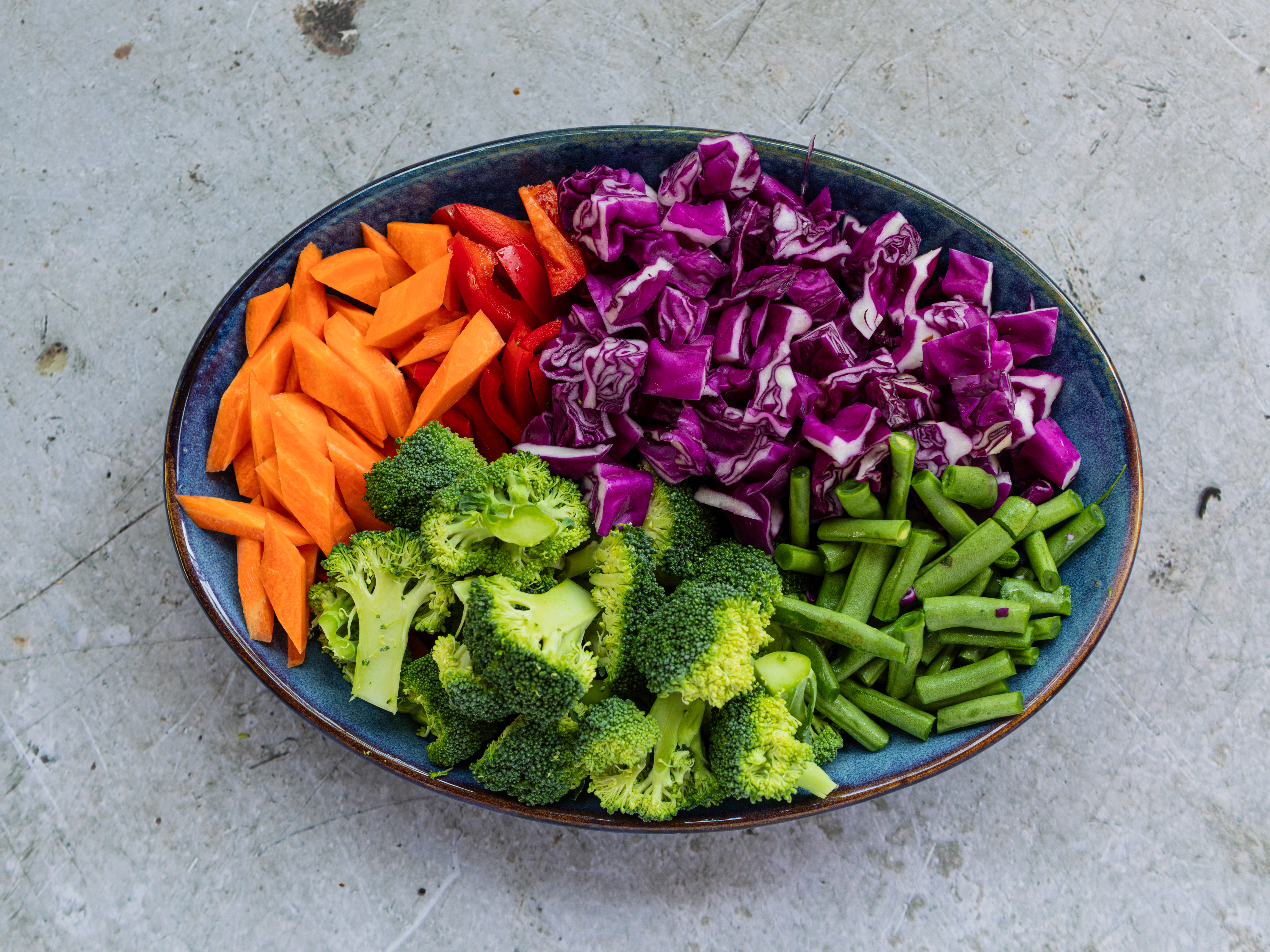 Schritt 1: Gemüse für Rotkohl-Tempeh Pfanne vorbereiten 