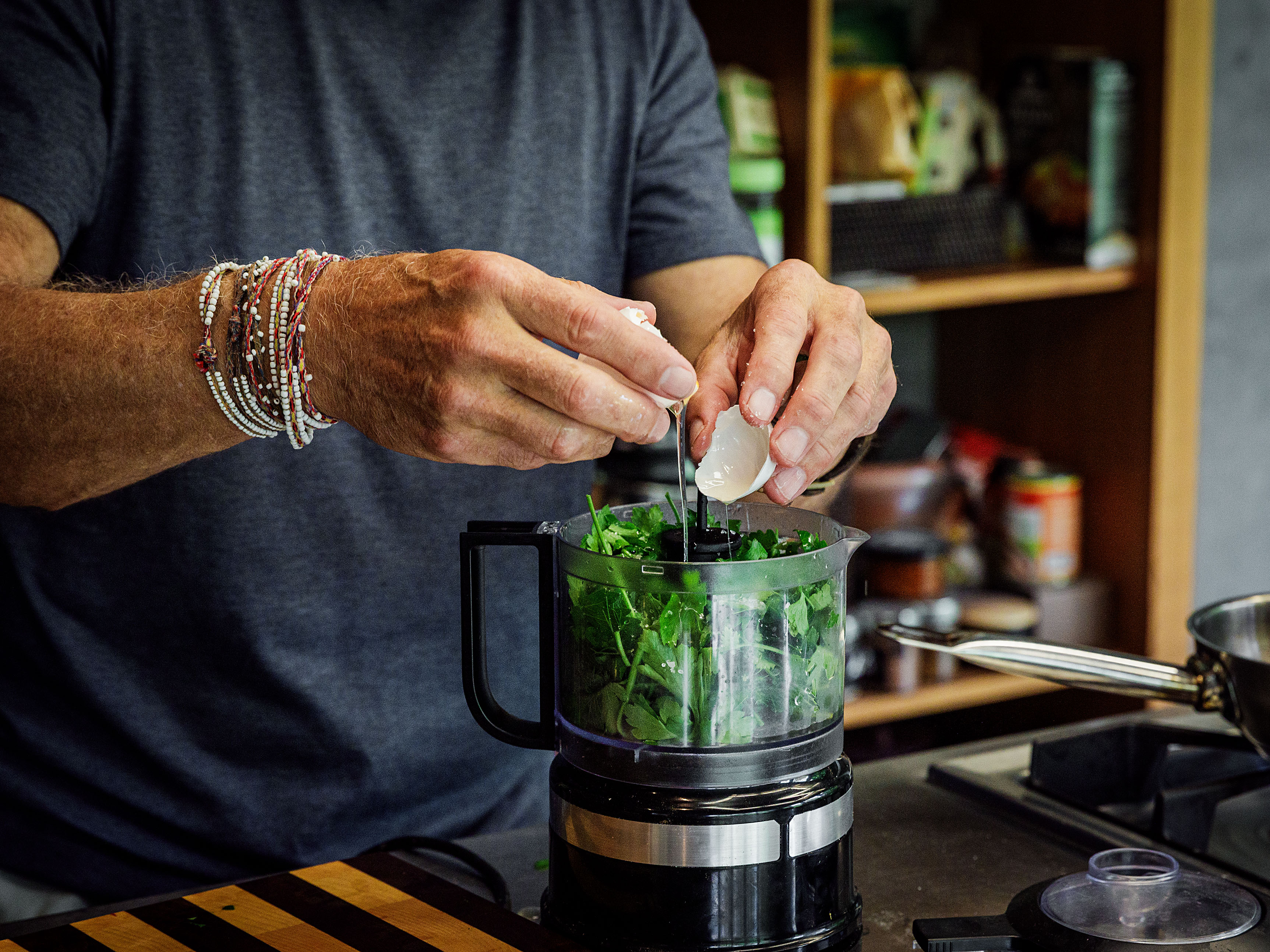 Schritt 2: Eiweiss, grob gehackte Kräuter, Essig und 1 TL Salz in einem Blender so lange mixen, bis sich alles komplett dick verflüssigt hat