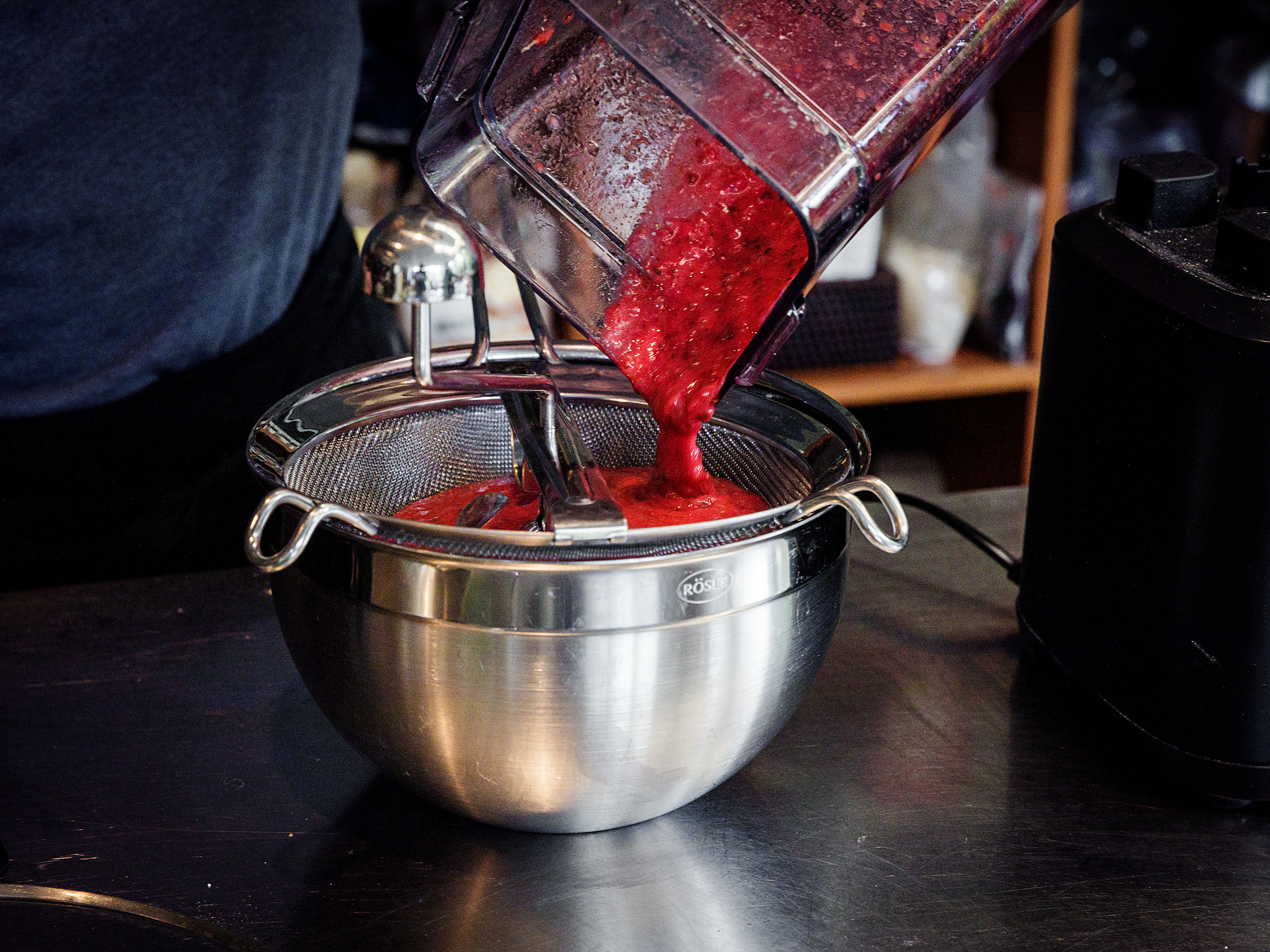 Schritt 2: Die Johannisbeer-Zucker-Mischung im Mixer pürieren und durch ein feines Sieb streichen