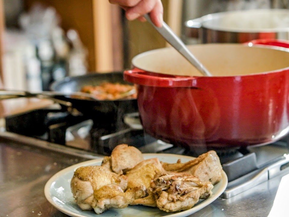 Schritt 3: Zubereitung der Tomatensauce und Fertigstellung des Poulets à l’Estragon 