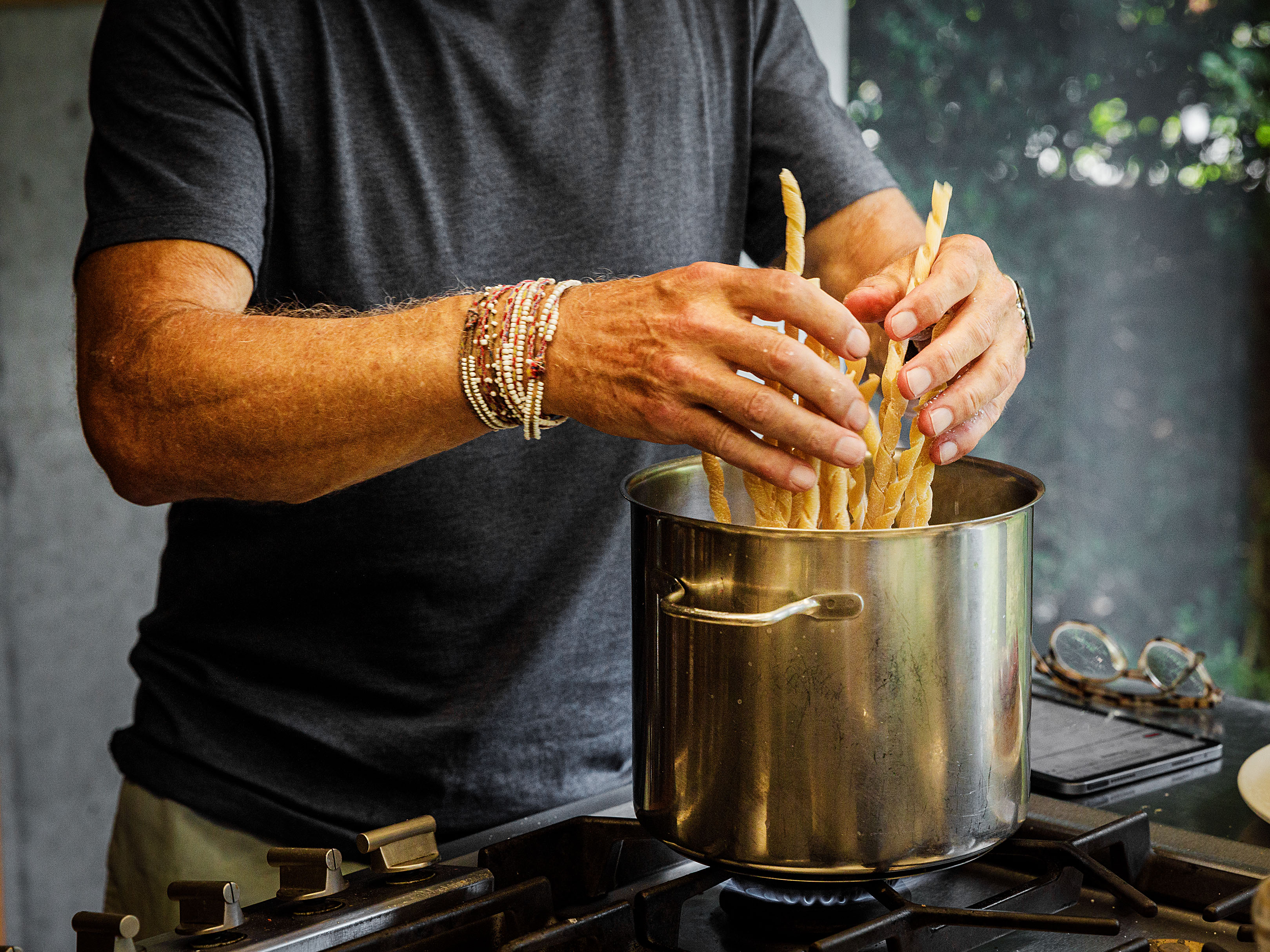 Schritt 1: Pasta kochen und den Sugo starten