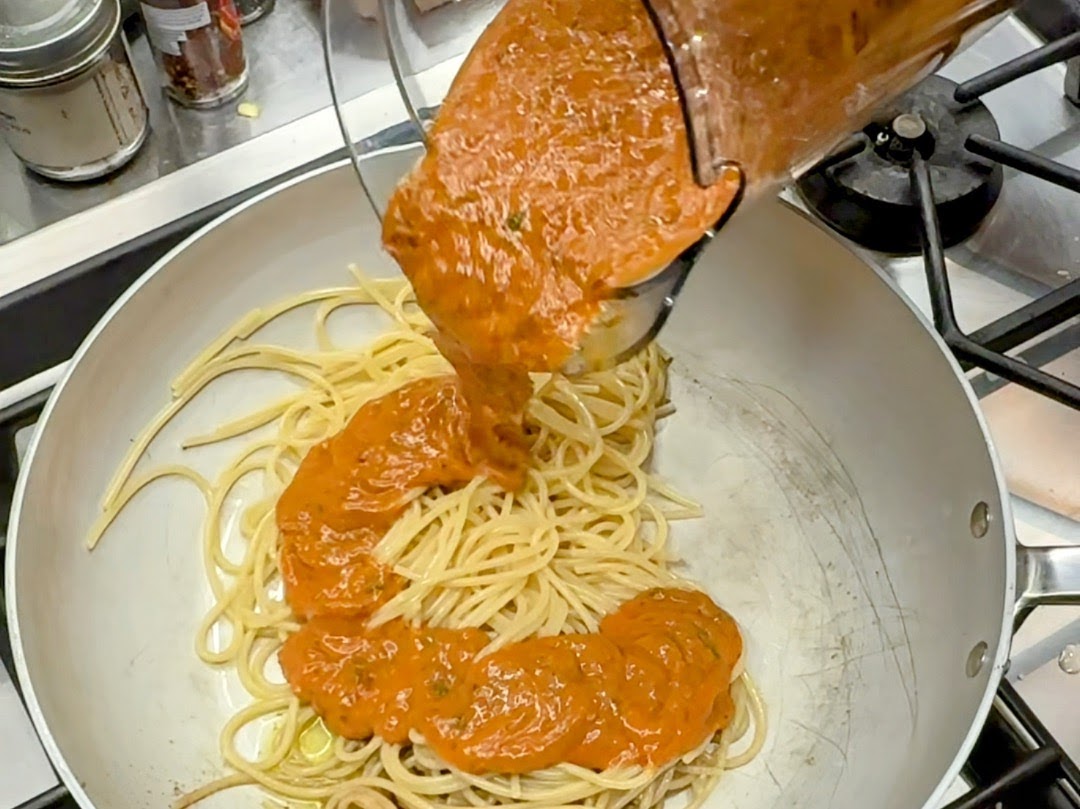 Schritt 2: Spaghetti mit Sardellen-Kapern-Sugo vermengen
