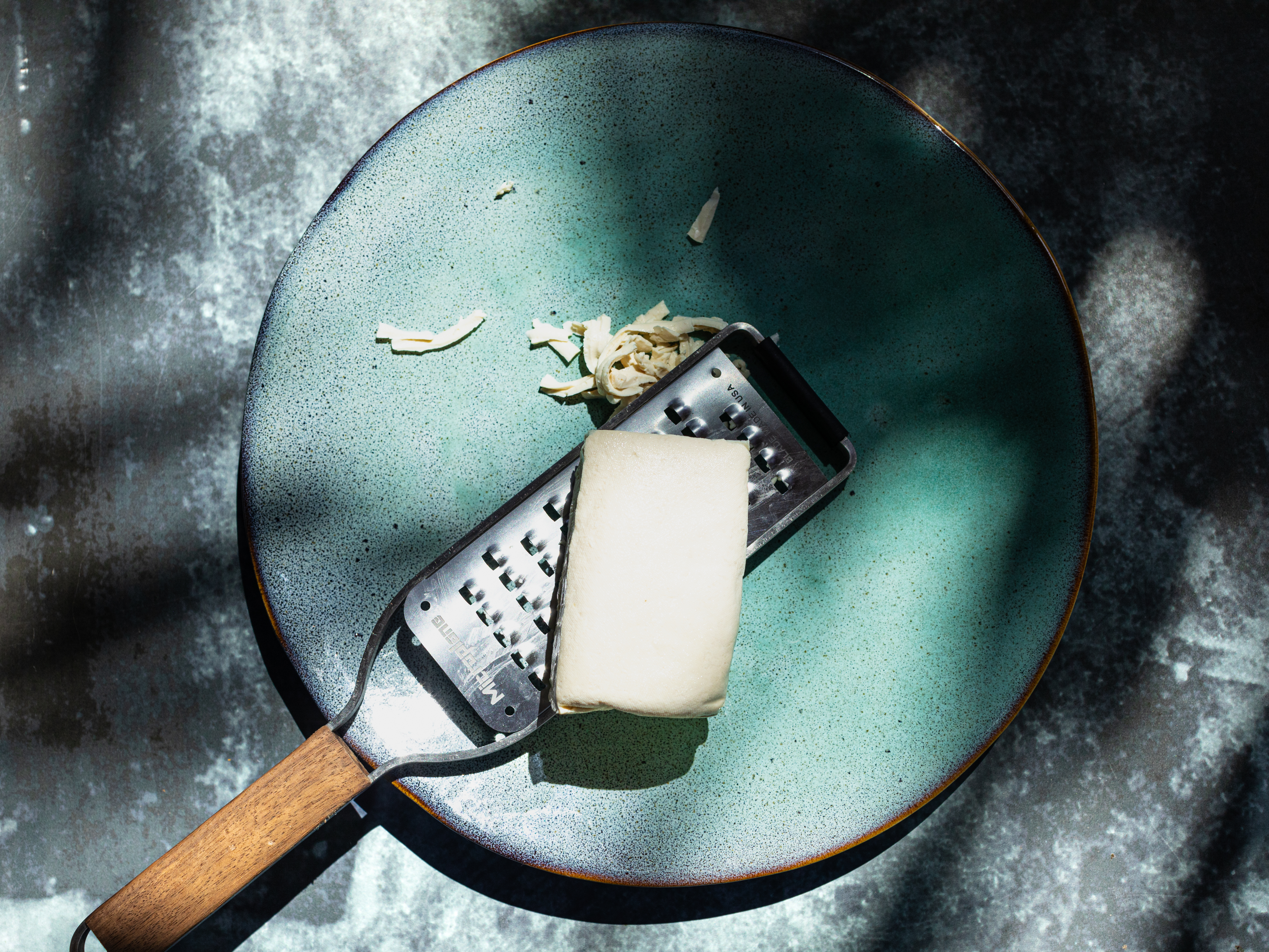 Schritt 1: Mit einer Reibe den Tofu in «shreddern» um kleine Streifen/Stücke zu erhalten