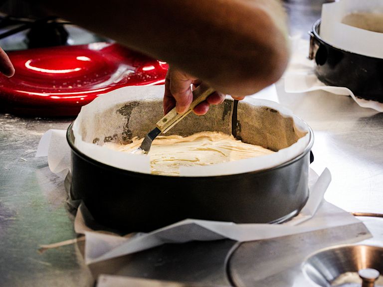 Schritt 2: Biscuitteig für Lemon Dream Cake herstellen und einfüllen Schritt 2: Biscuitteig für Lemon Dream Cake herstellen und einfüllen